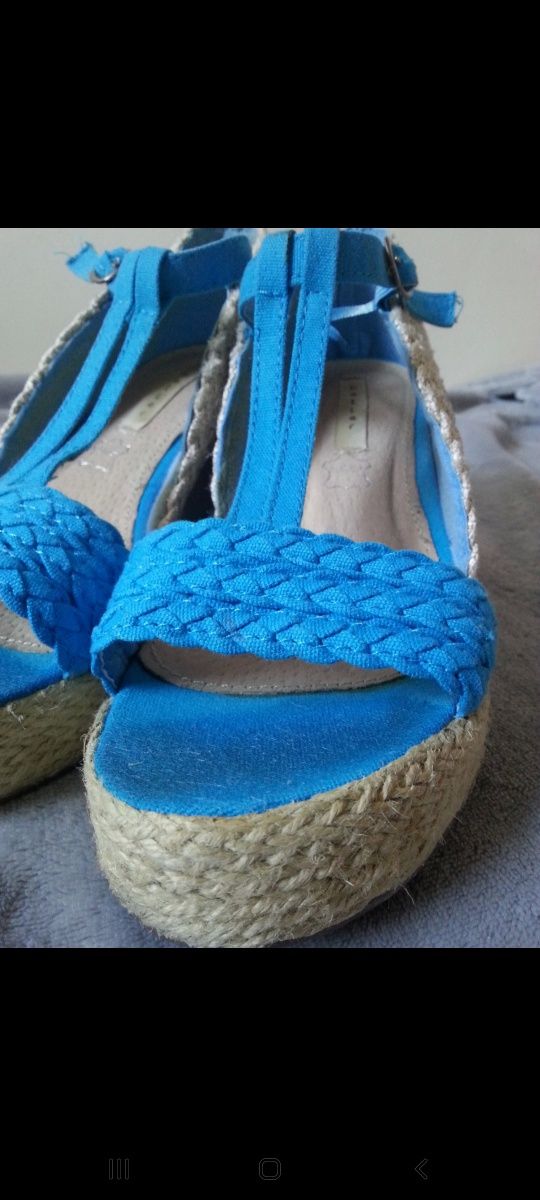 Niebieskie buty na koturnie