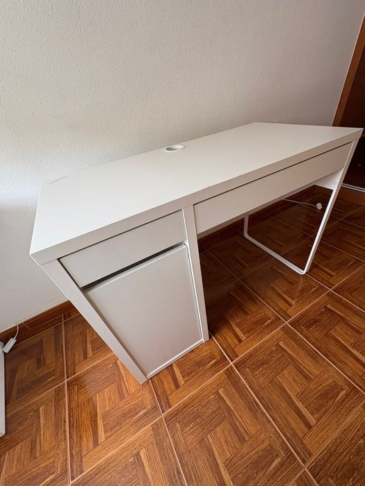 Secretária IKEA com arrumação