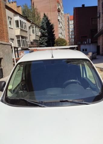 Поперечины Аэро на крышу Рено Кенго в штатные места