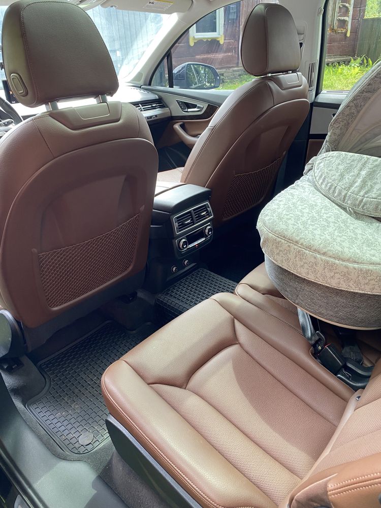 Продам отдичную audi q7 4m