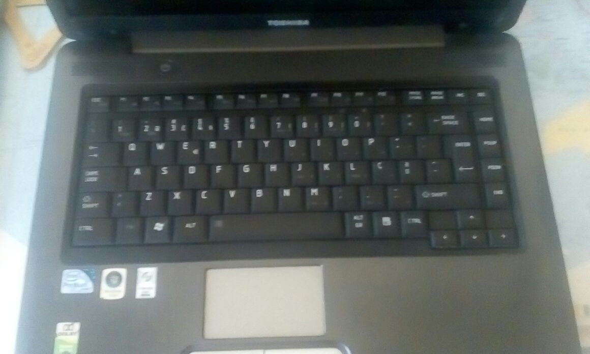 Vendo Computador Toshiba A300 Satelite Portátil e o Carregador!!