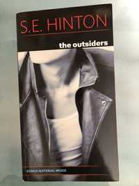 The Outsiders - S. E. Hinton (inglês)