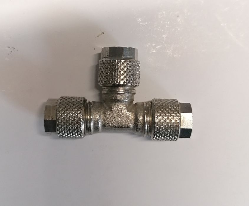 Trójnik do wężyka 6x4mm. Mosiądz