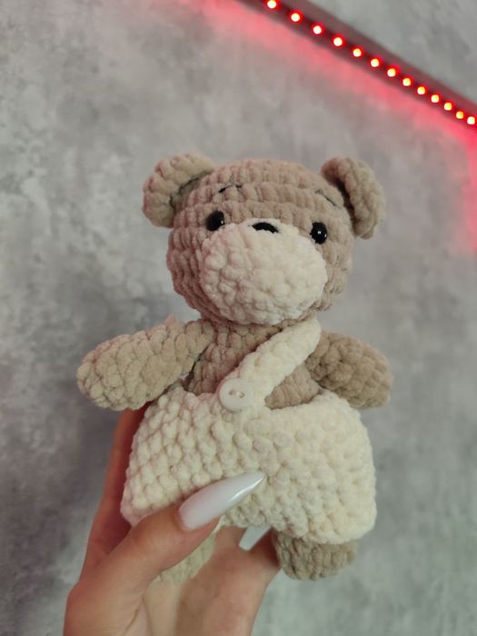 В'язаний медведик ручної роботи