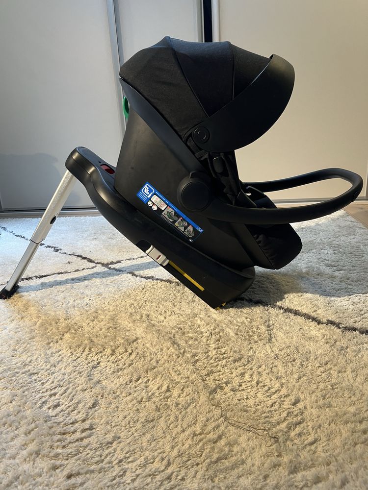 Fotelik   jak  Cybex  Novi Baby I‑Size All Black z bazą Isofix Fotelik