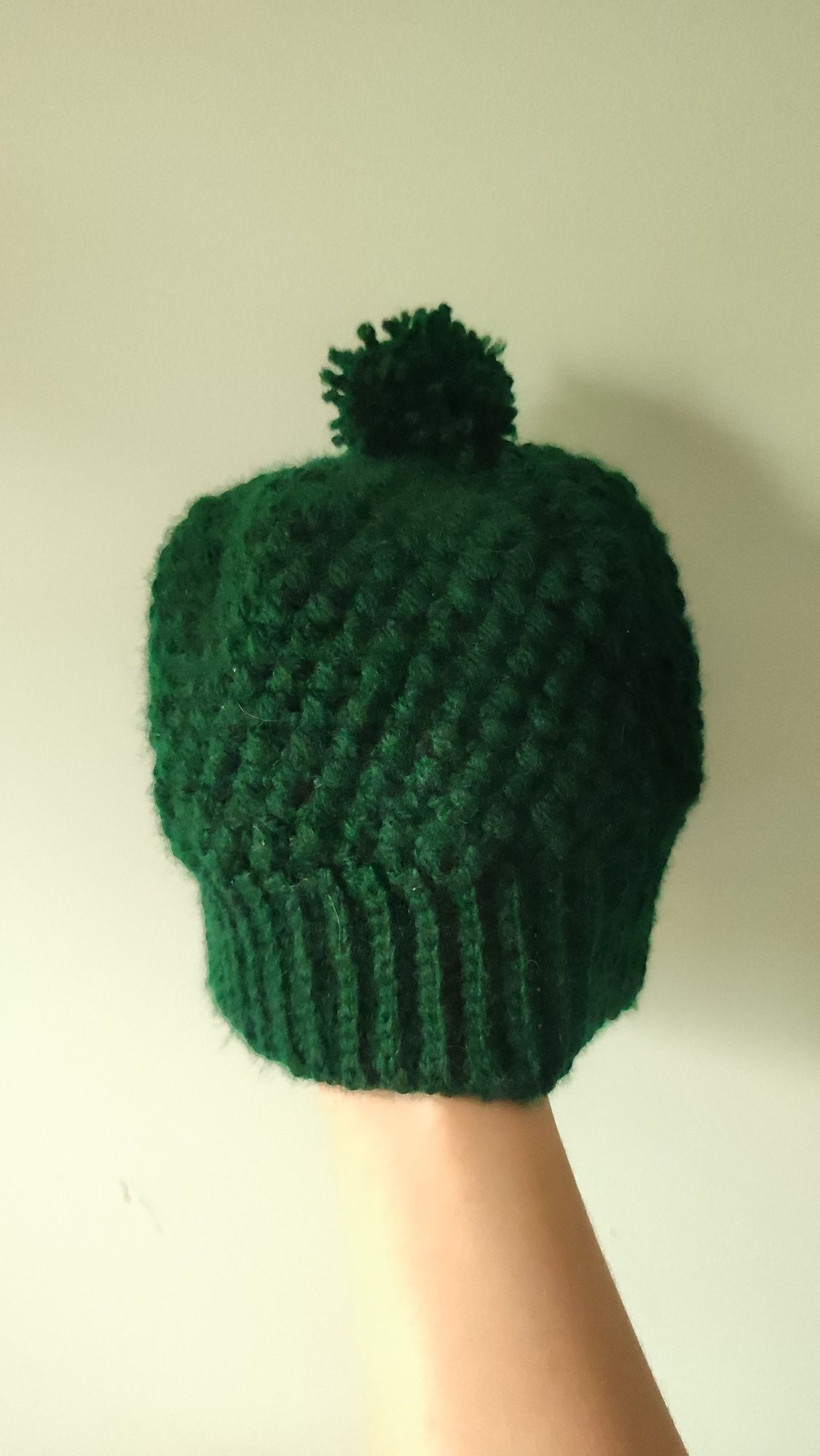 Zielona czapka z pomponem uszyta ręcznie na szydelku