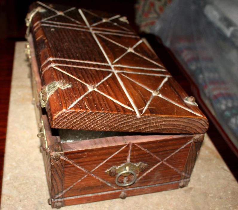 Baú pequeno antigo de madeira trabalhada