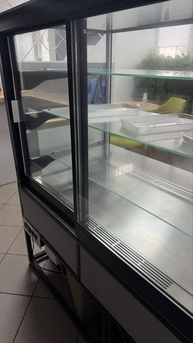 Кавомашина, кавомолка, вітрина для десертів, обладнання для кавʼярні