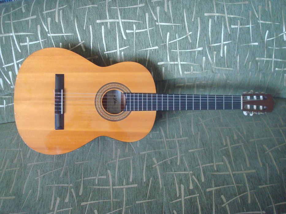 Продам детскую классическую гитару Admira