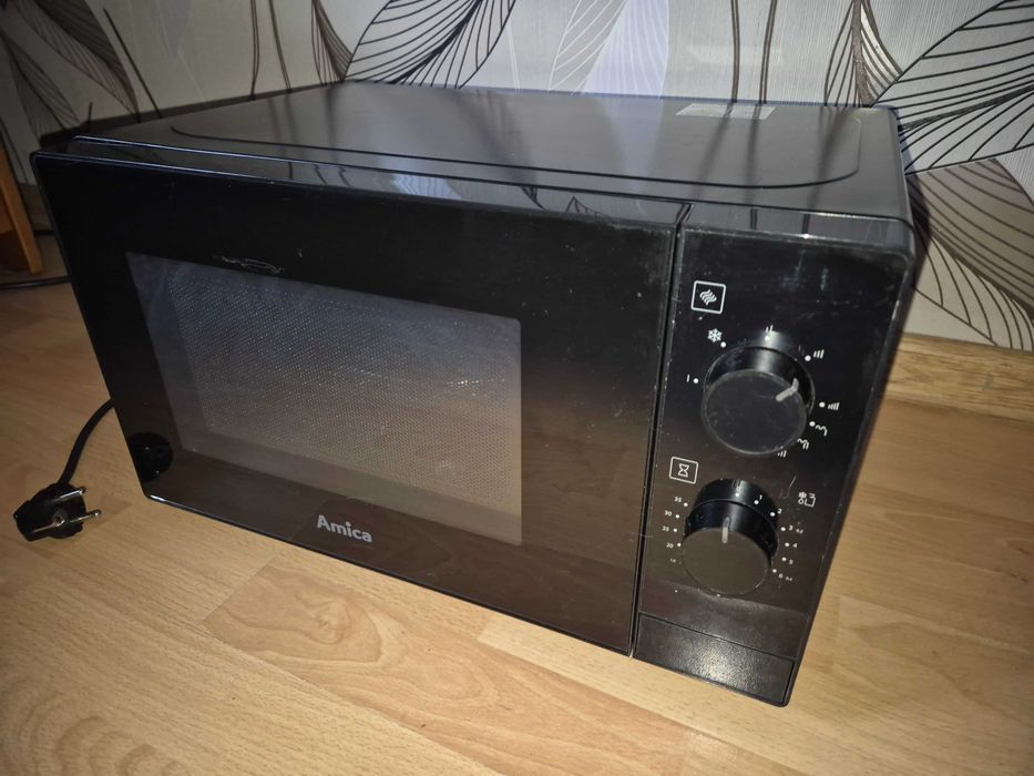 Mikrofala Amica 700W z grillem
