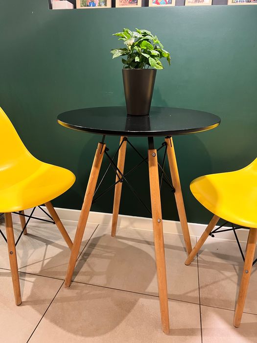 Stół z dwoma krzesłami skandynawskimi