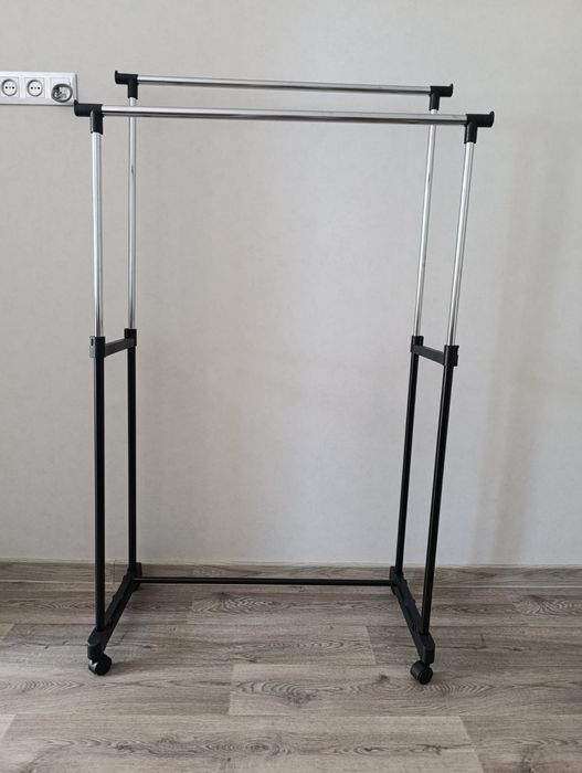 Вішалка напольна пересувна.