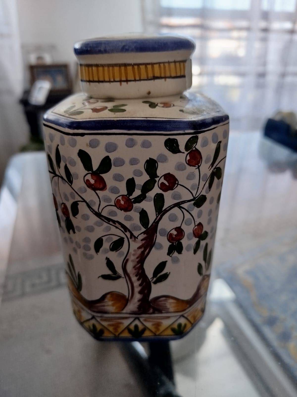 Peça decorativa pintura manual Fábrica de Cerâmica Constância . Está l