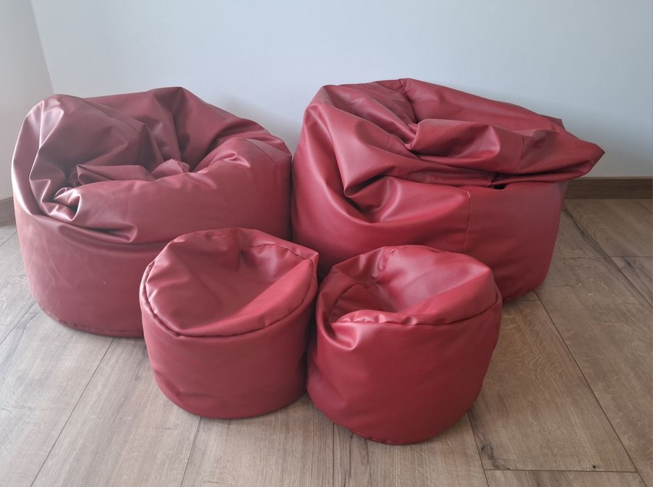 Dwie pufy i dwa podnóżki