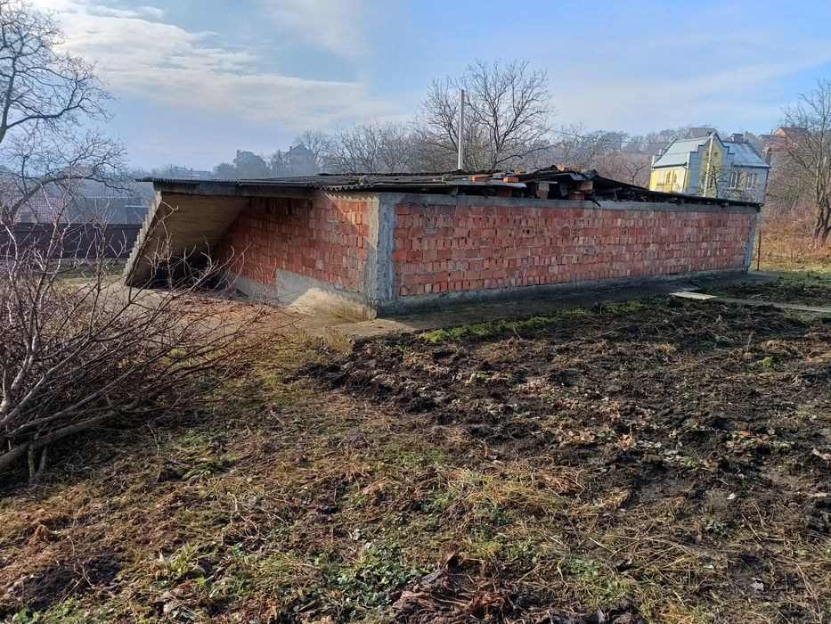 Цоколь з ділянкою під будівництво
