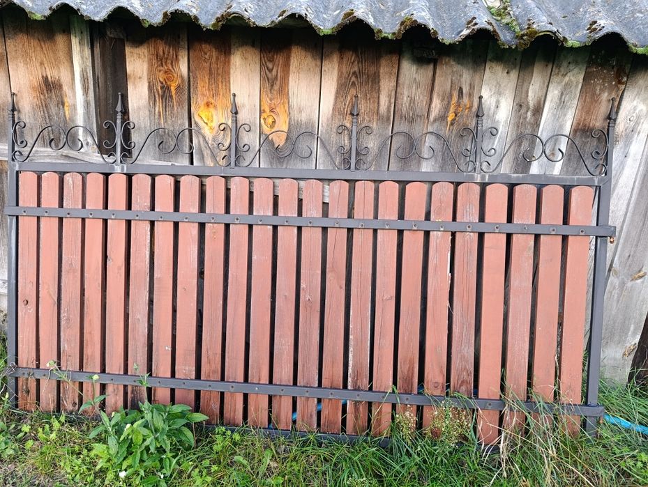 Brama ogrodzeniowa przęsło kute z drewnianymi sztachetami 260x151 cm