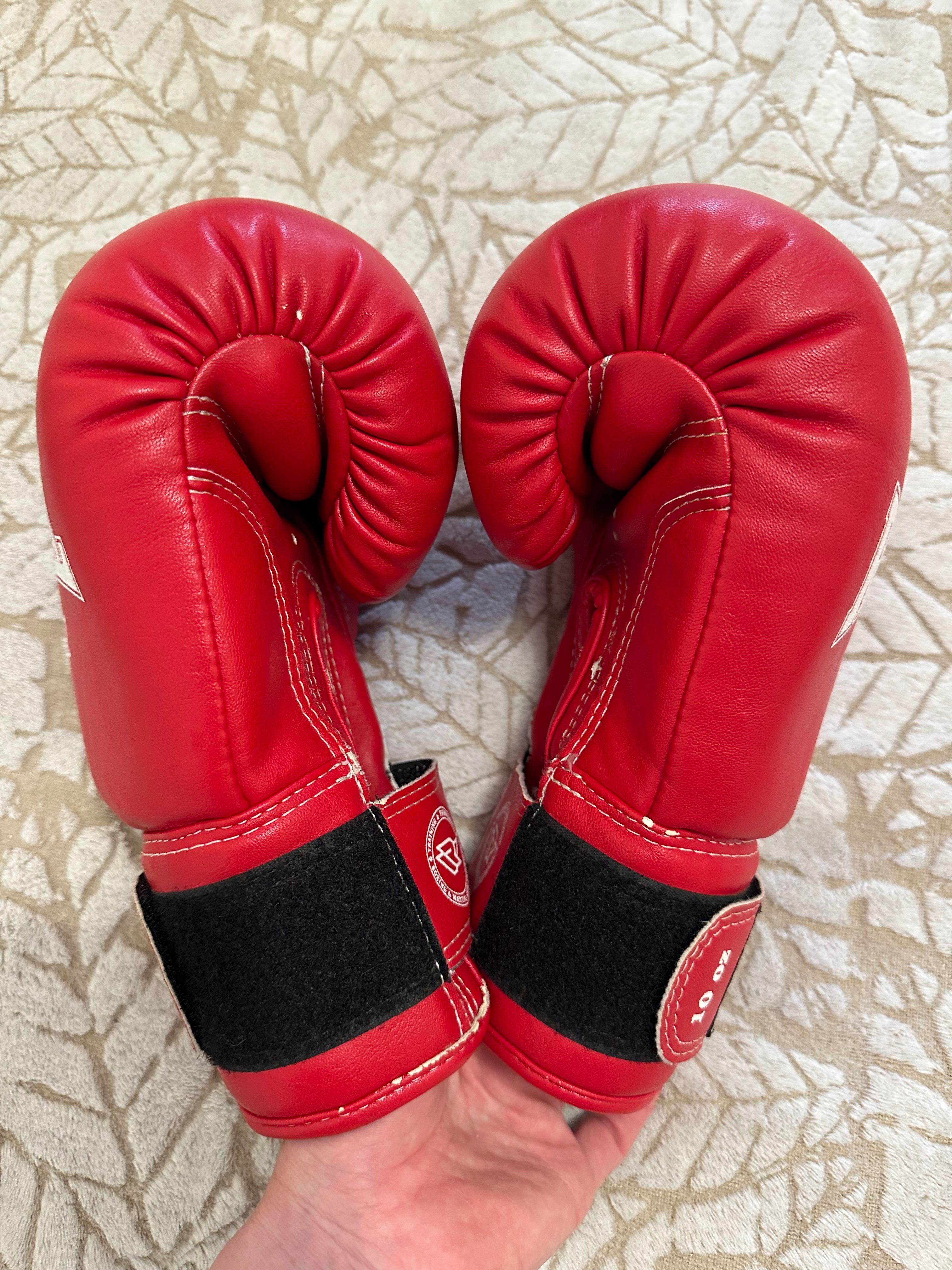 Шолом боксерський й перчатки