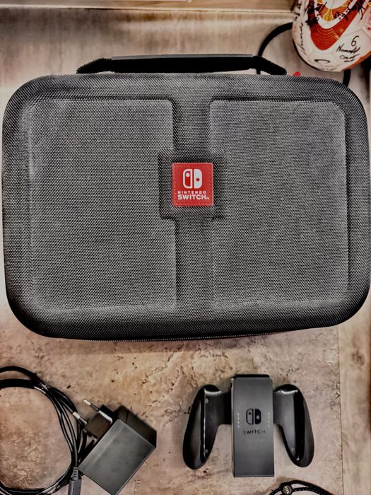 Nintendo Switch Oled Białe + przenośny kuferek.