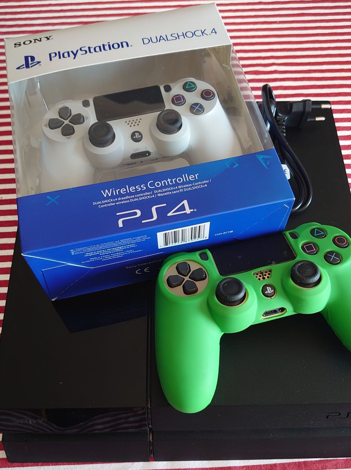 PlayStation 4 – 500GB + 2 comandos (1 novo) + extras