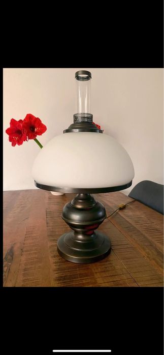 Elegancka , zadbana lampa stołowa