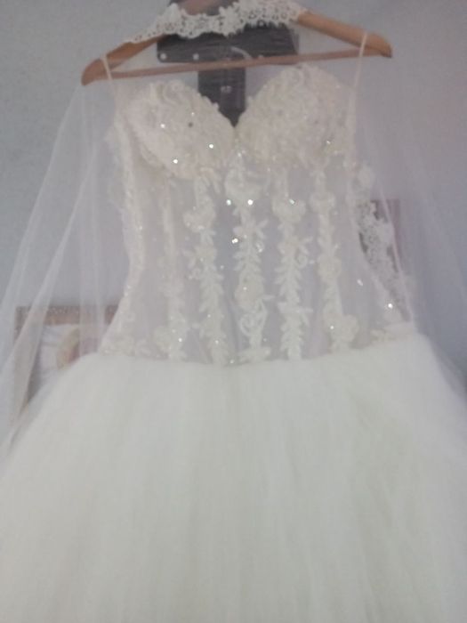 Продаю весільну сукню