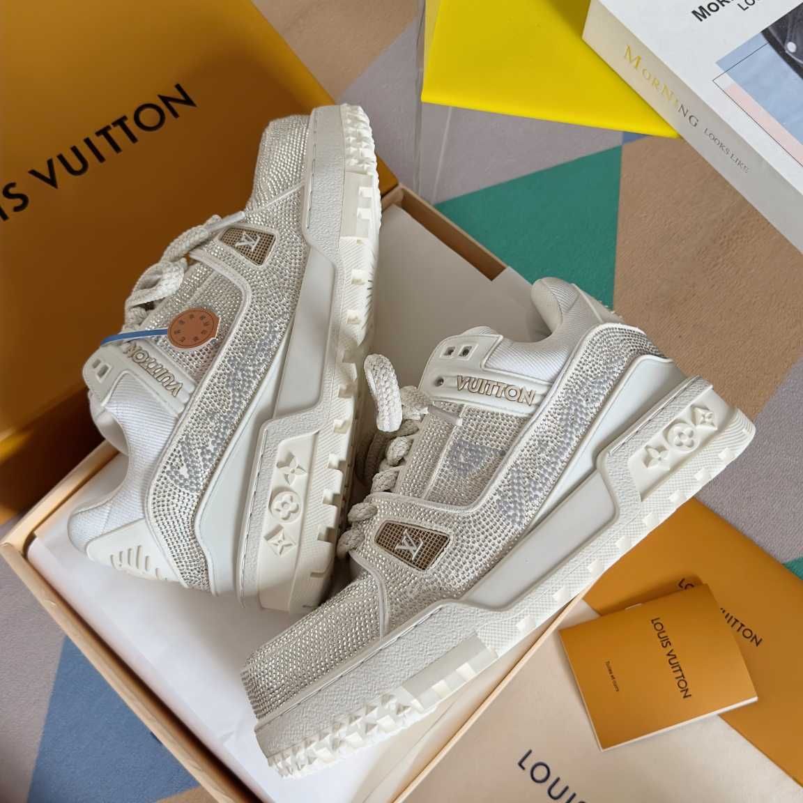 Biały rhinestone LV Trainer sneakers i buty chleba