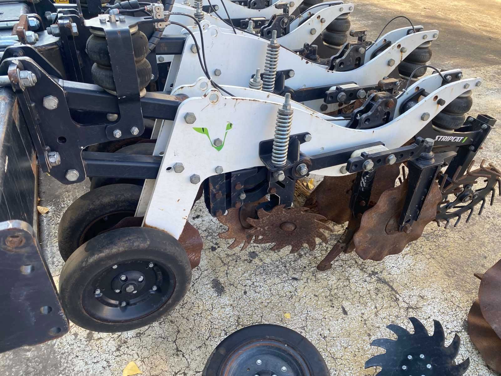 Культиватор грунтообробний комплекс STRIPCAT по технології Strip-
Till