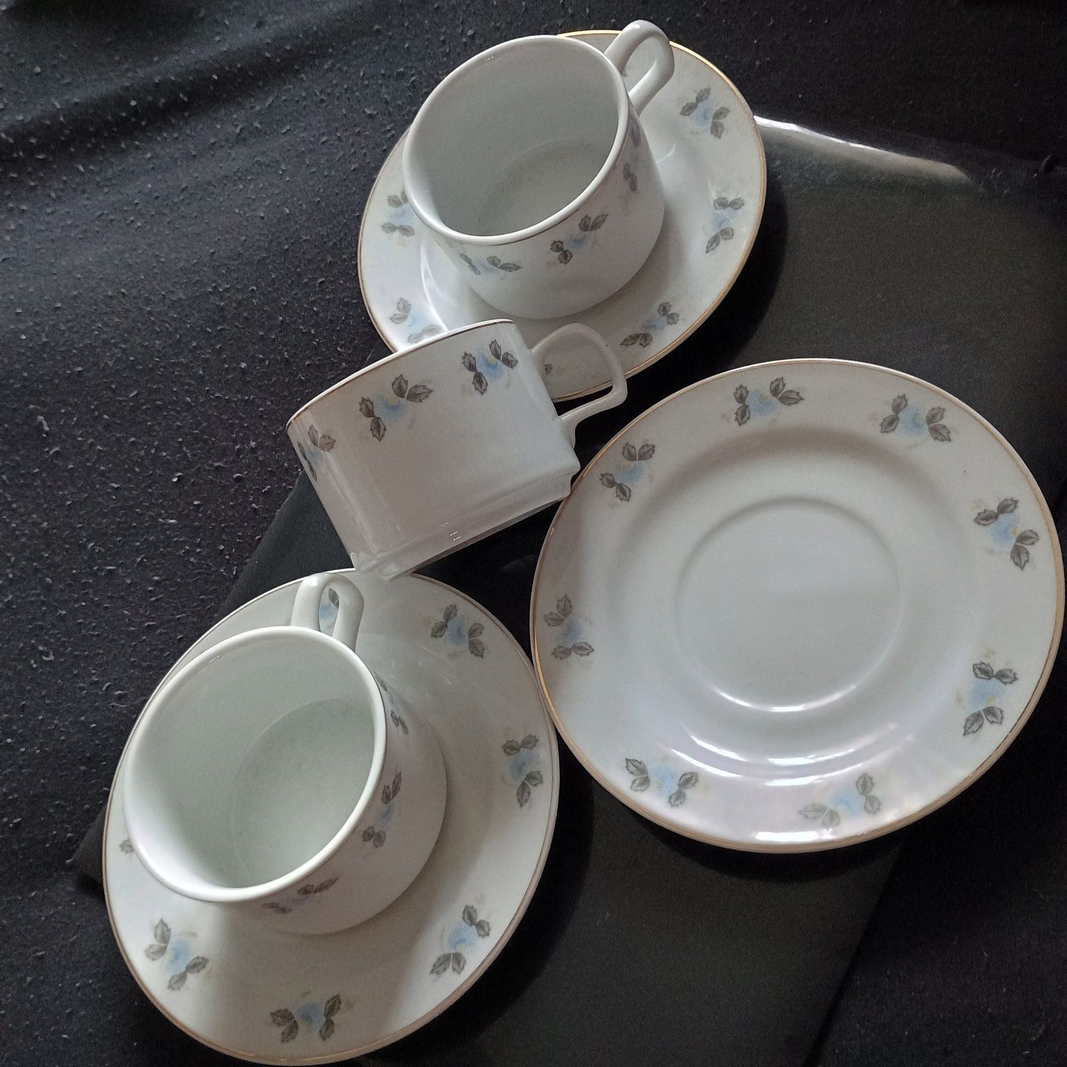 komplet porcelany 3 filiżanki wraz z talerzykami