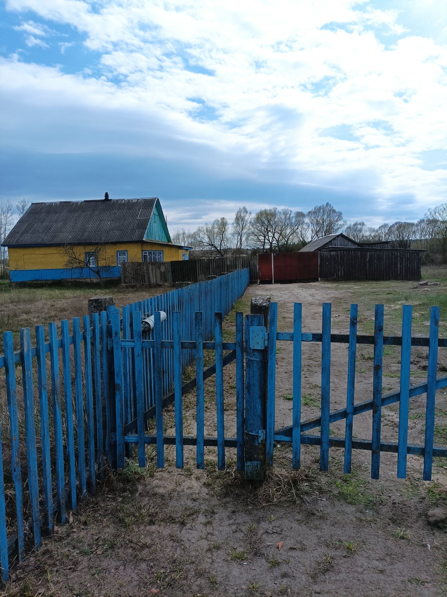 Гарний, великий будинок в селі