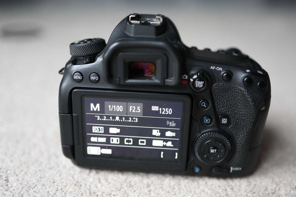 Терміново!  Canon 6D Mark II + додаткові. Пробіг 25 600 кадрів