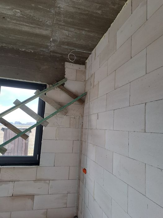 Usługi elektryczne – KinMar Construction | Profesjonalny elektryk