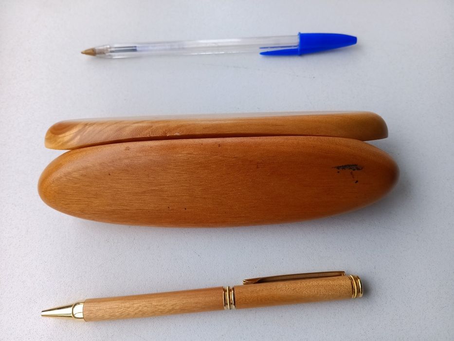 Caneta revestida a madeira
