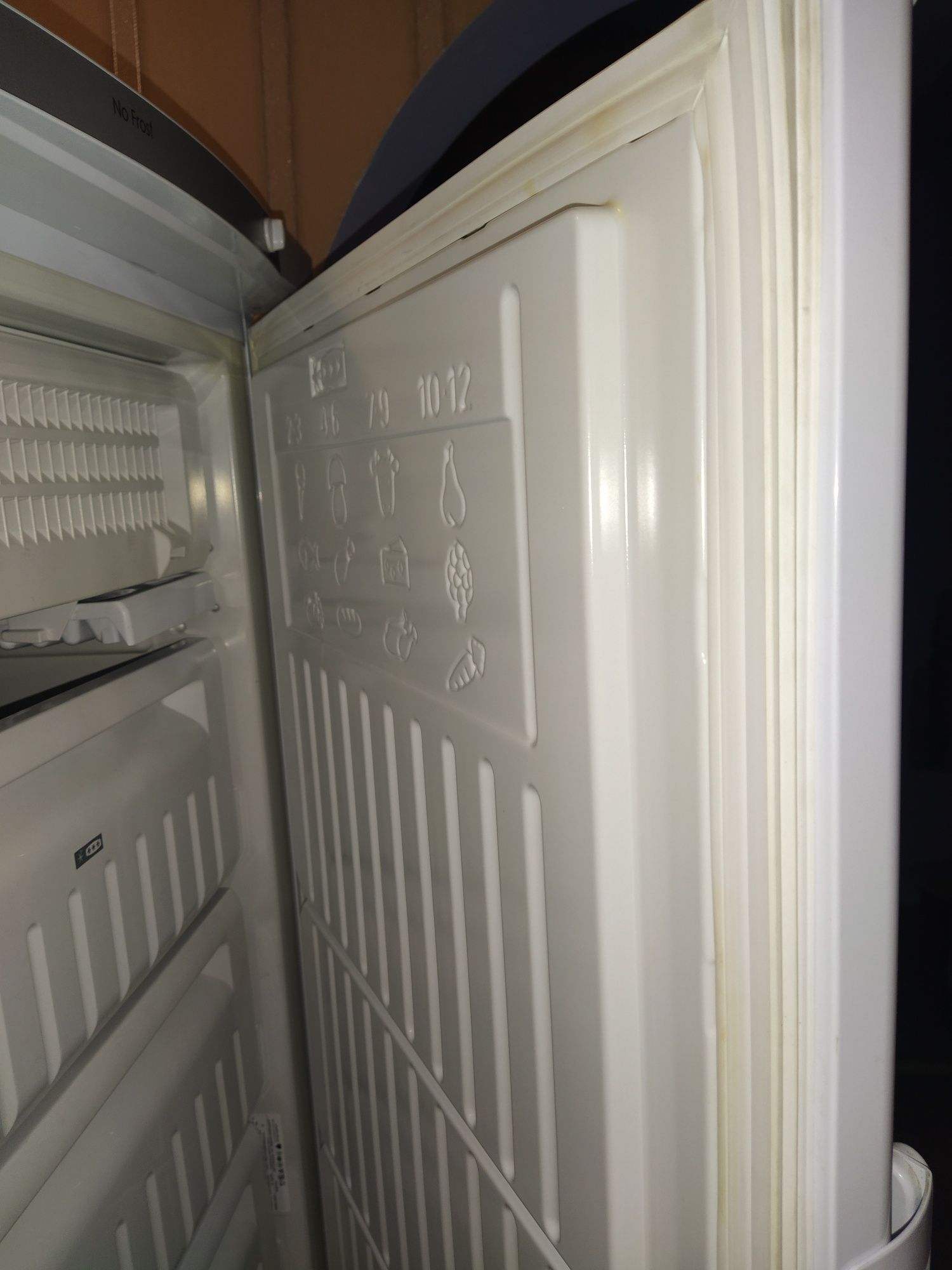 Морозильна камера Indesit  No Frost     SFR 167 NF