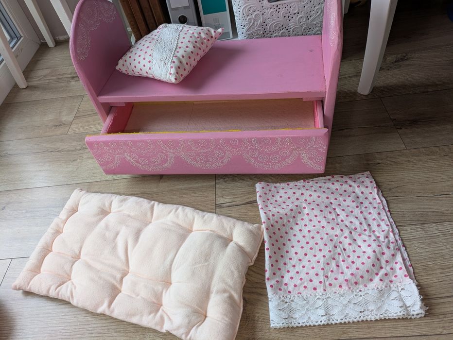 Дерев'яне ліжко для ляльки +білизна