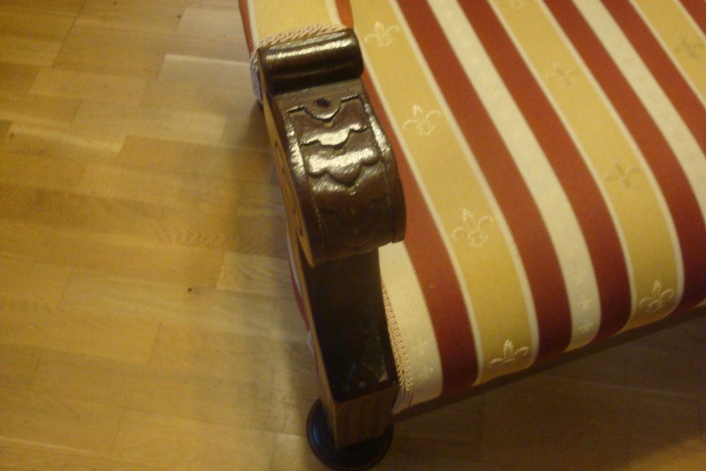 stary fotel obity nową tapicerką