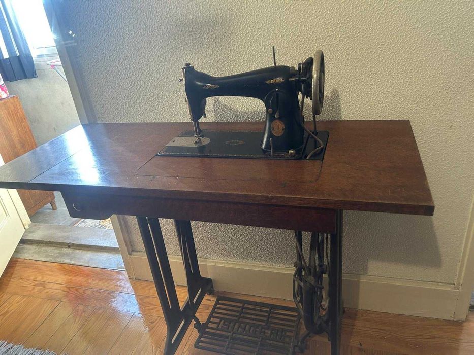 Máquina de Costura Singer com móvel ( muito Antiga )