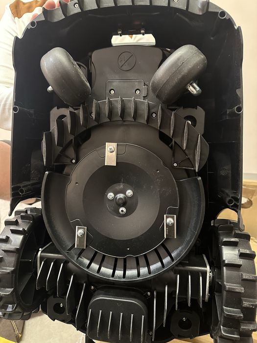 Робот-газонокосарка MowRo