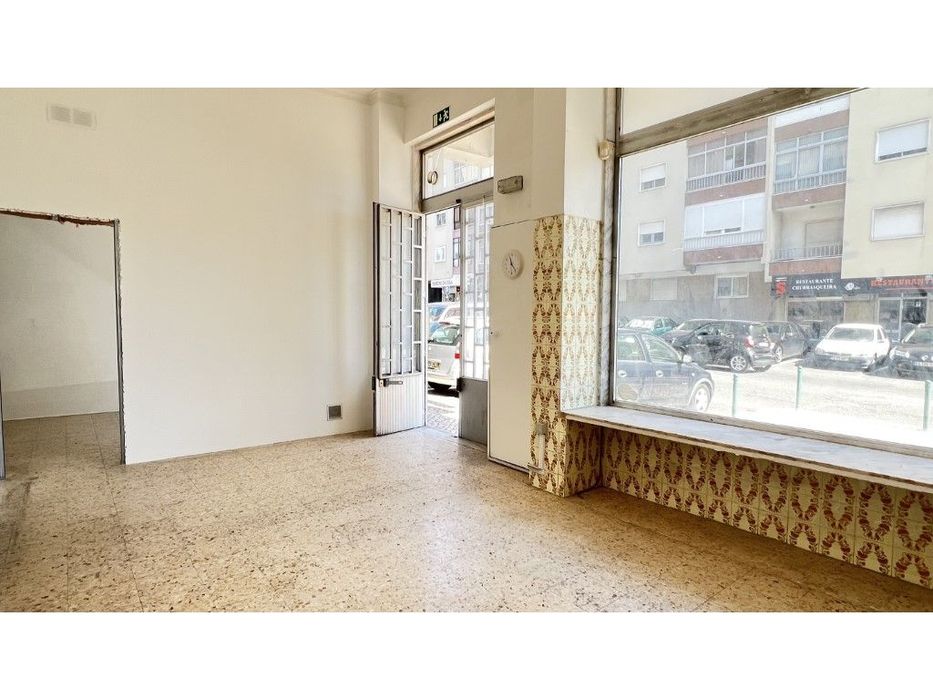 Loja 120m2 em 2 pisos em Queluz - PSP