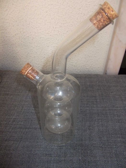 Galheteiro e candeeiro petróleo em vidro / Glass cruet & oil lamp
