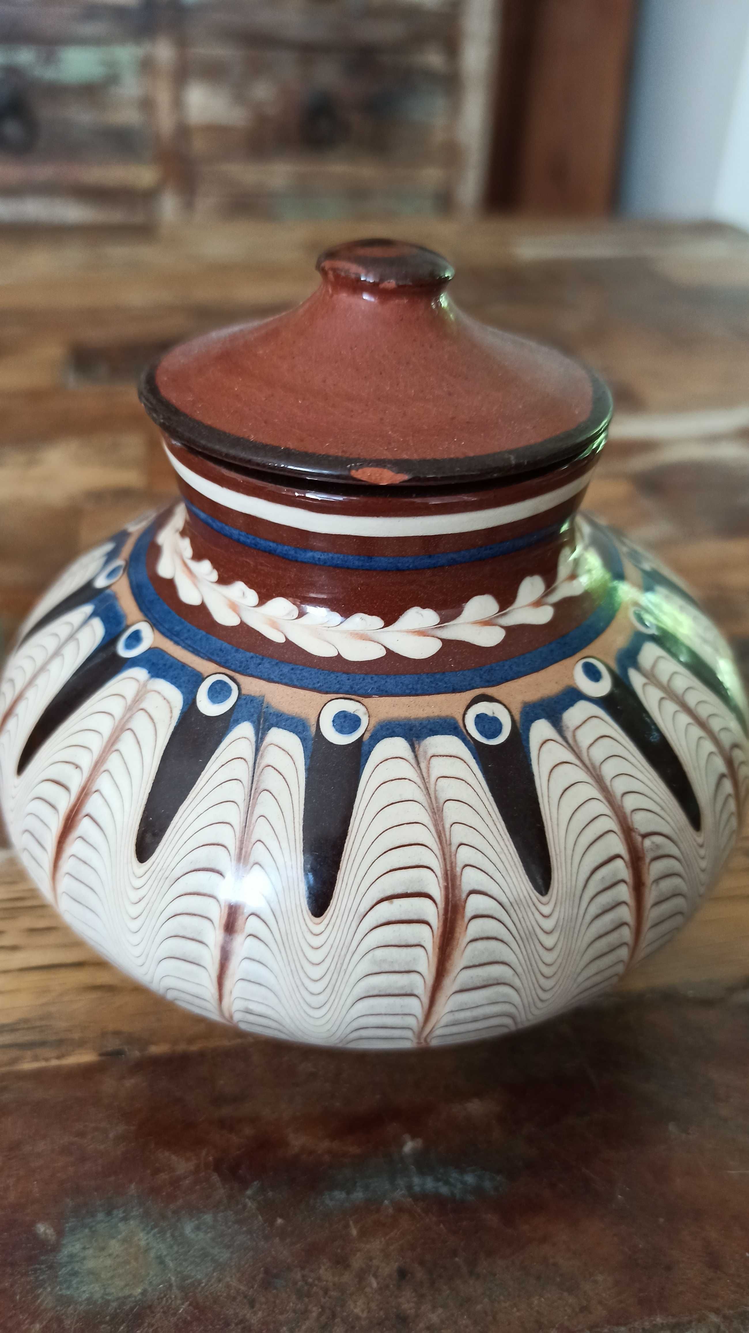 Śliczny dzbanek ceramiczny z Bułgarii