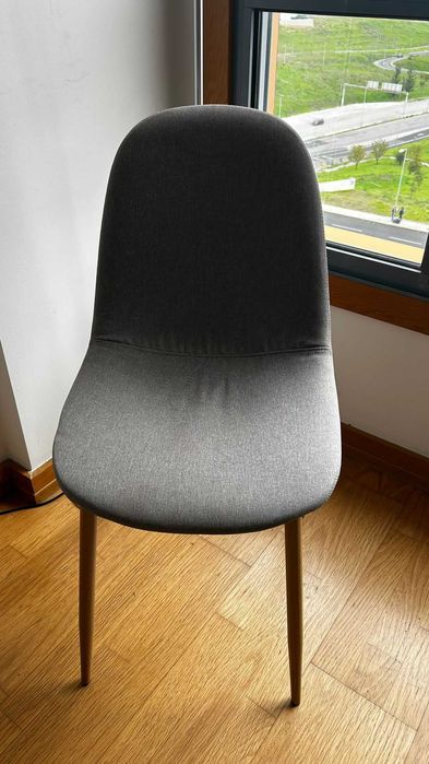 Mesa de jantar + conjunto de cadeiras acolchoadas