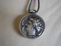 Fio com medalha romana de 2 faces.