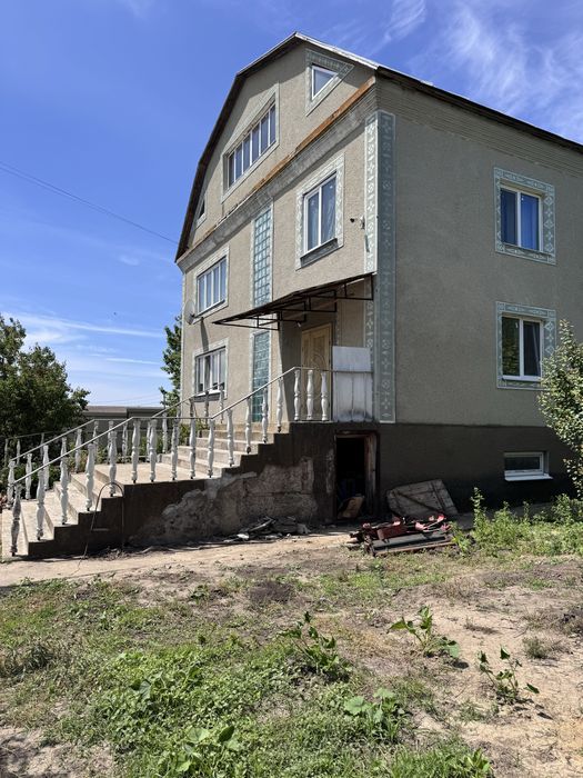 Заміська будівля біля траси