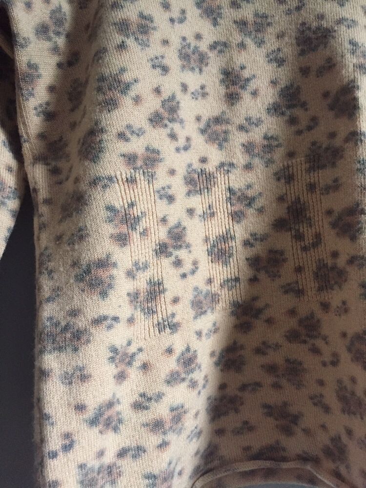 Песочный свитер ( укороченный)мягкая шерсть . бежевый в цветы