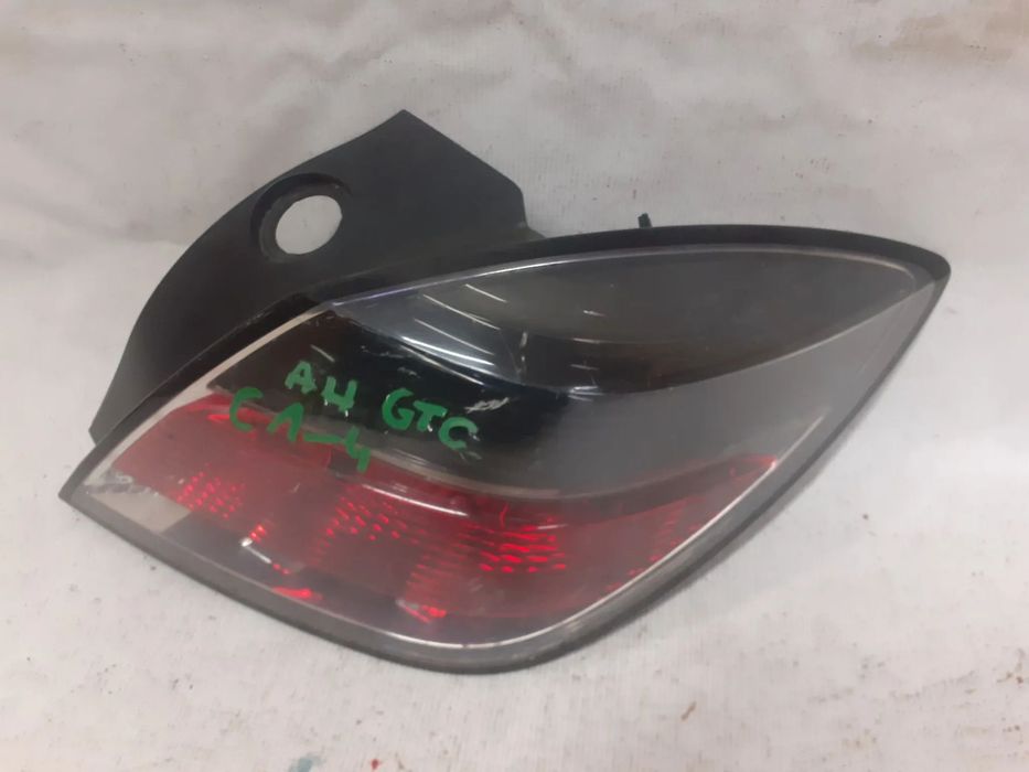 .  TYL TYLNA LAMPA PRAWA OPEL ASTRA III H GTC