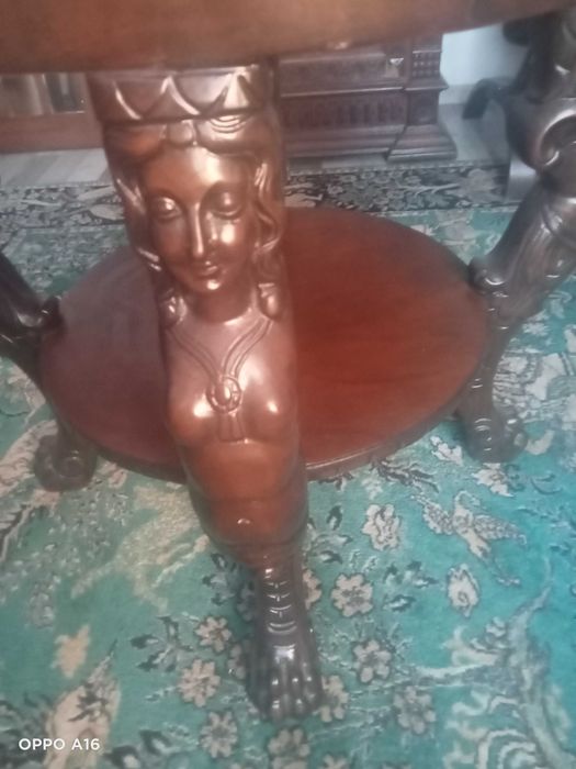 Stolik rzeźbiony,blat marmur ,nogi lwie łapy.