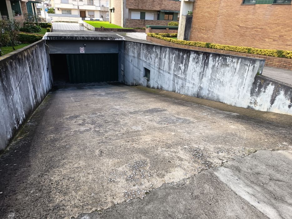 Vendo Garagem Fechada ao Lado da Est. Ferrov. Valongo