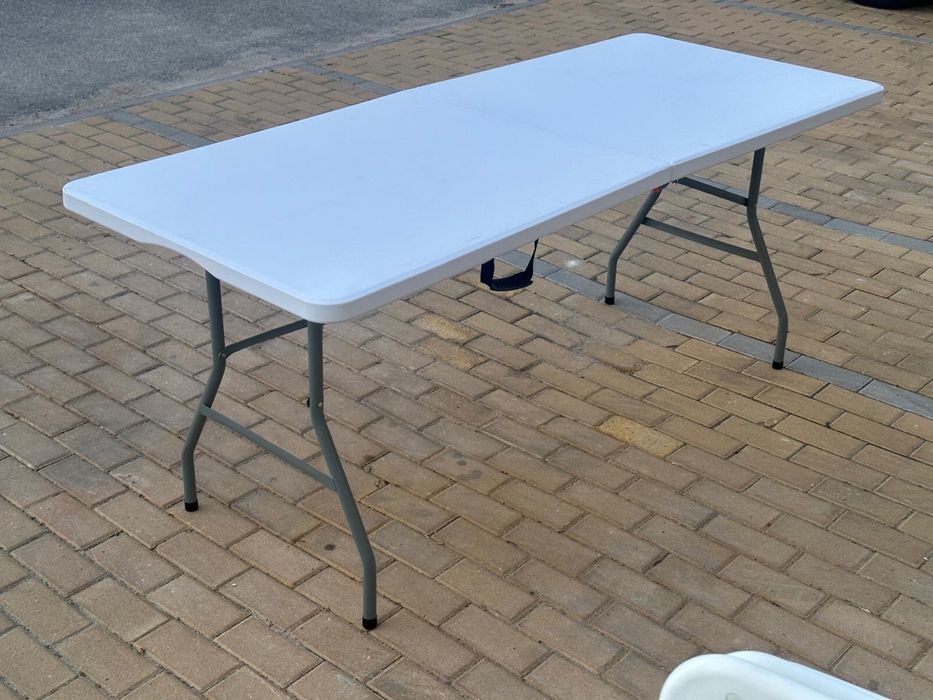 Alugueu de cadeiras e mesas