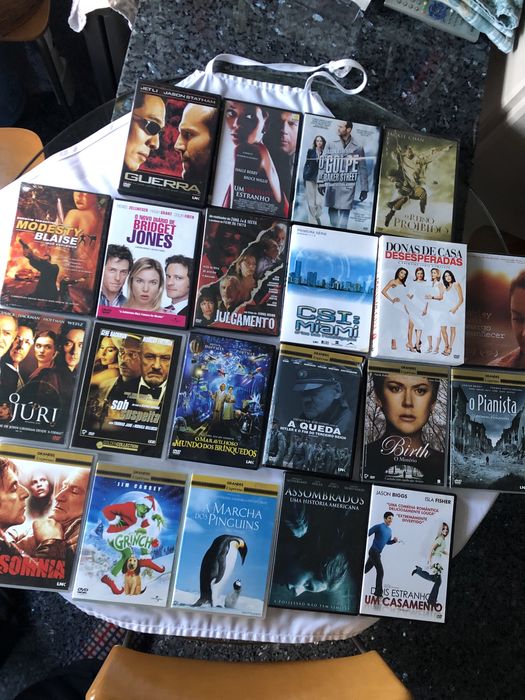 DVDs de 54 filmes variados alguns recentes e por abrir.