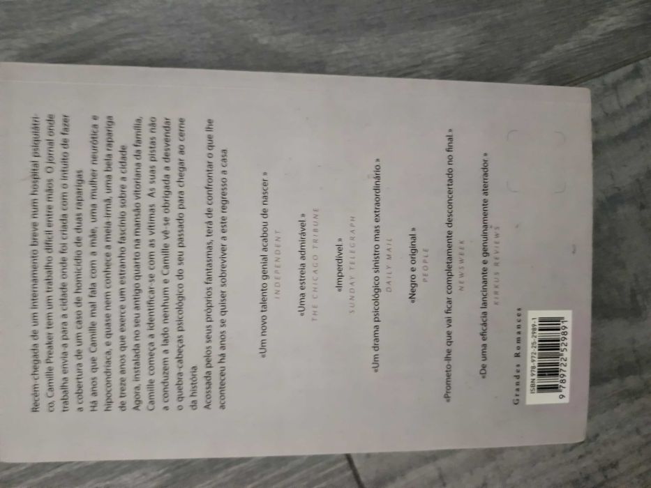 Livro Objetos Cortantes, de Gillian Flynn